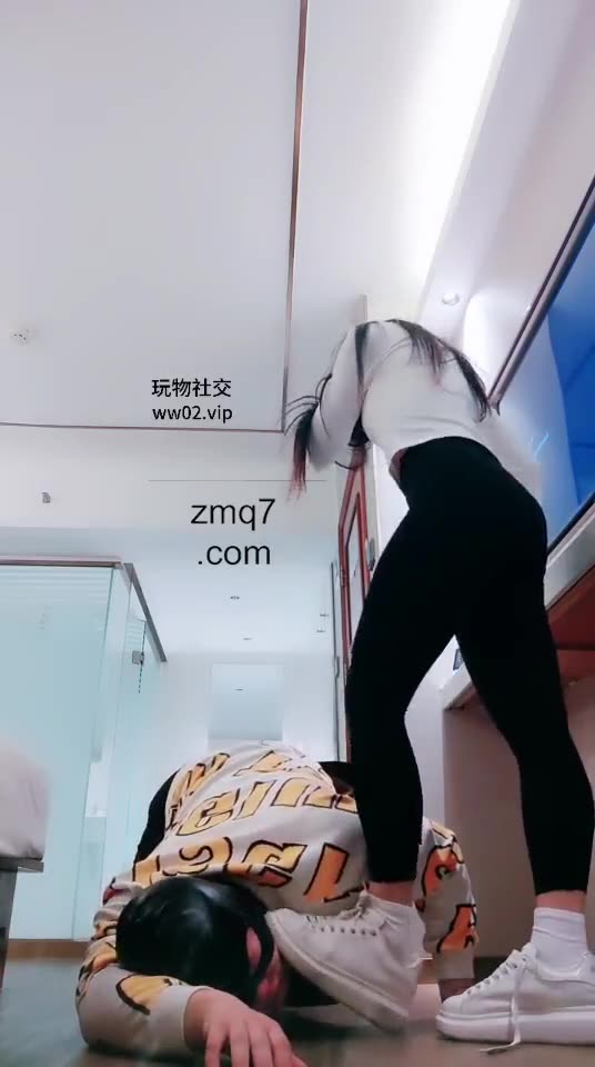 妮蔻 舔脏臭鞋子