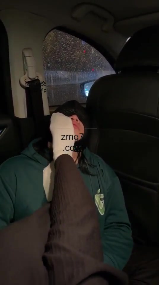 素人挖机 下雨天路边开发大二清纯素人