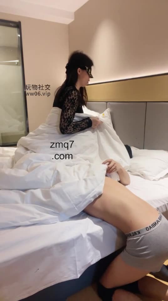 红颜 绿帽老公伺候老婆做早操