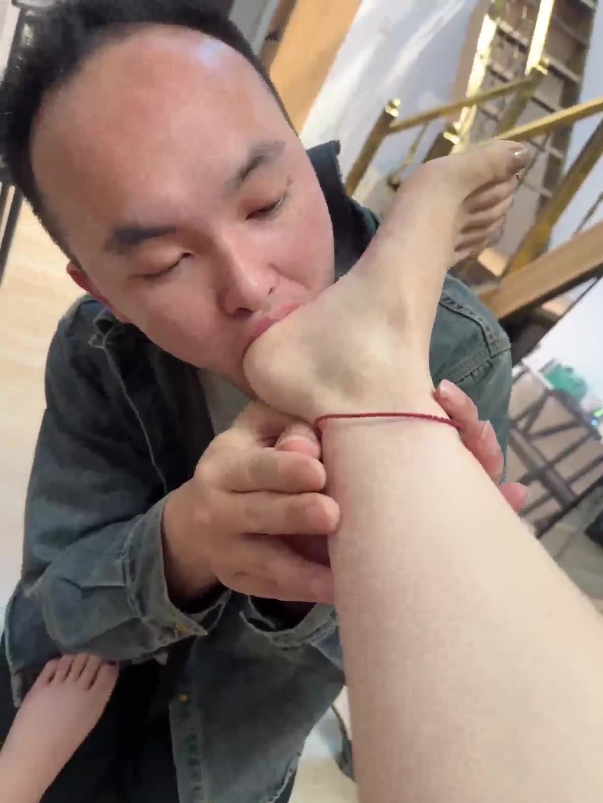 UUs 裸足舔脚深喉耳光