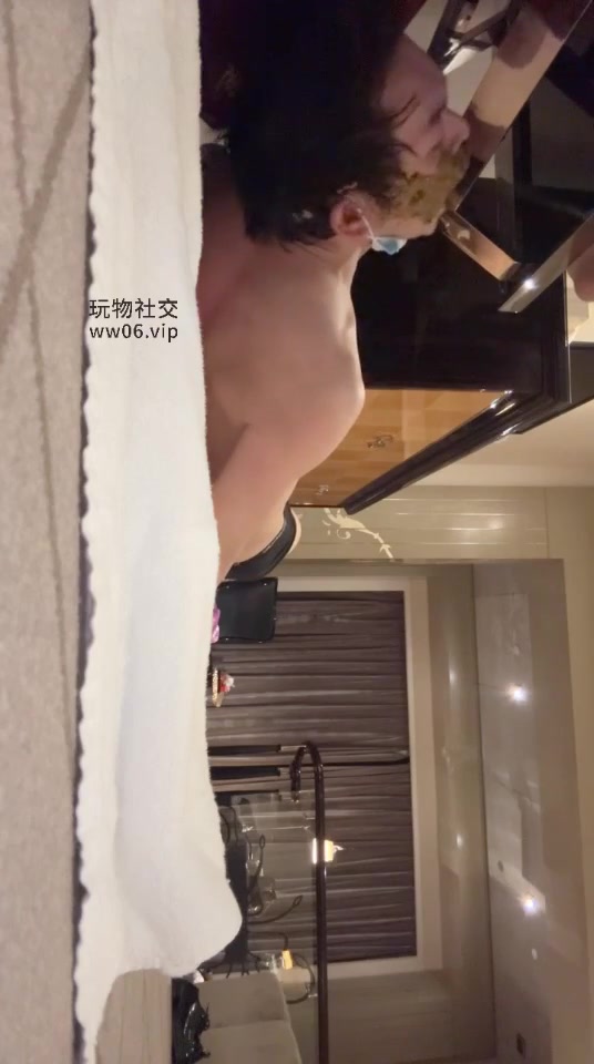 车模尹 对着老婆的照片吃史