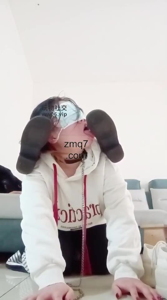 爱可 女奴今天清理鞋柜