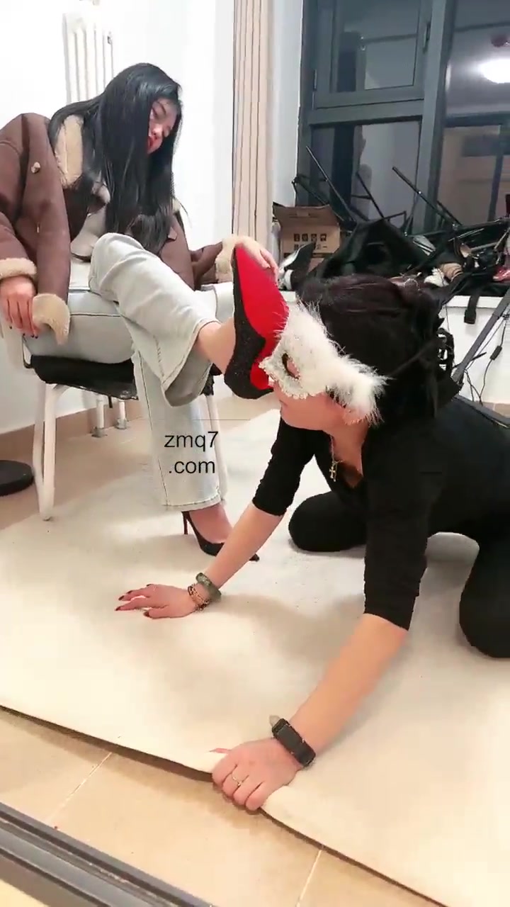 esse 调教女奴 求吃黄金
