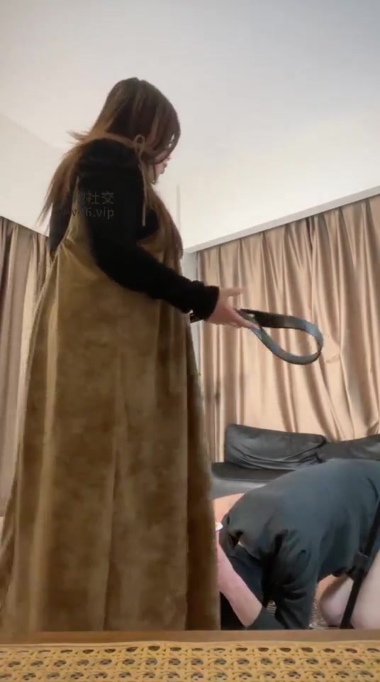 月喧女王 两贱狗伺候女主人如厕