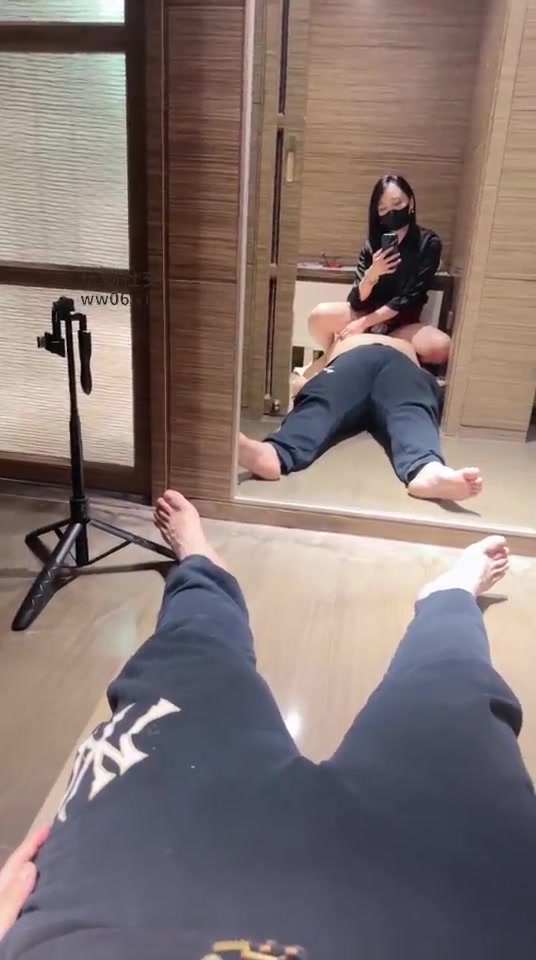 小妮 在京玩狗