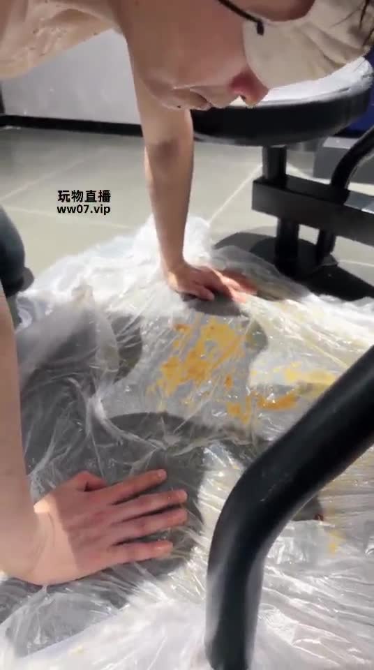 佳禾小妈 剧情 女典狱长