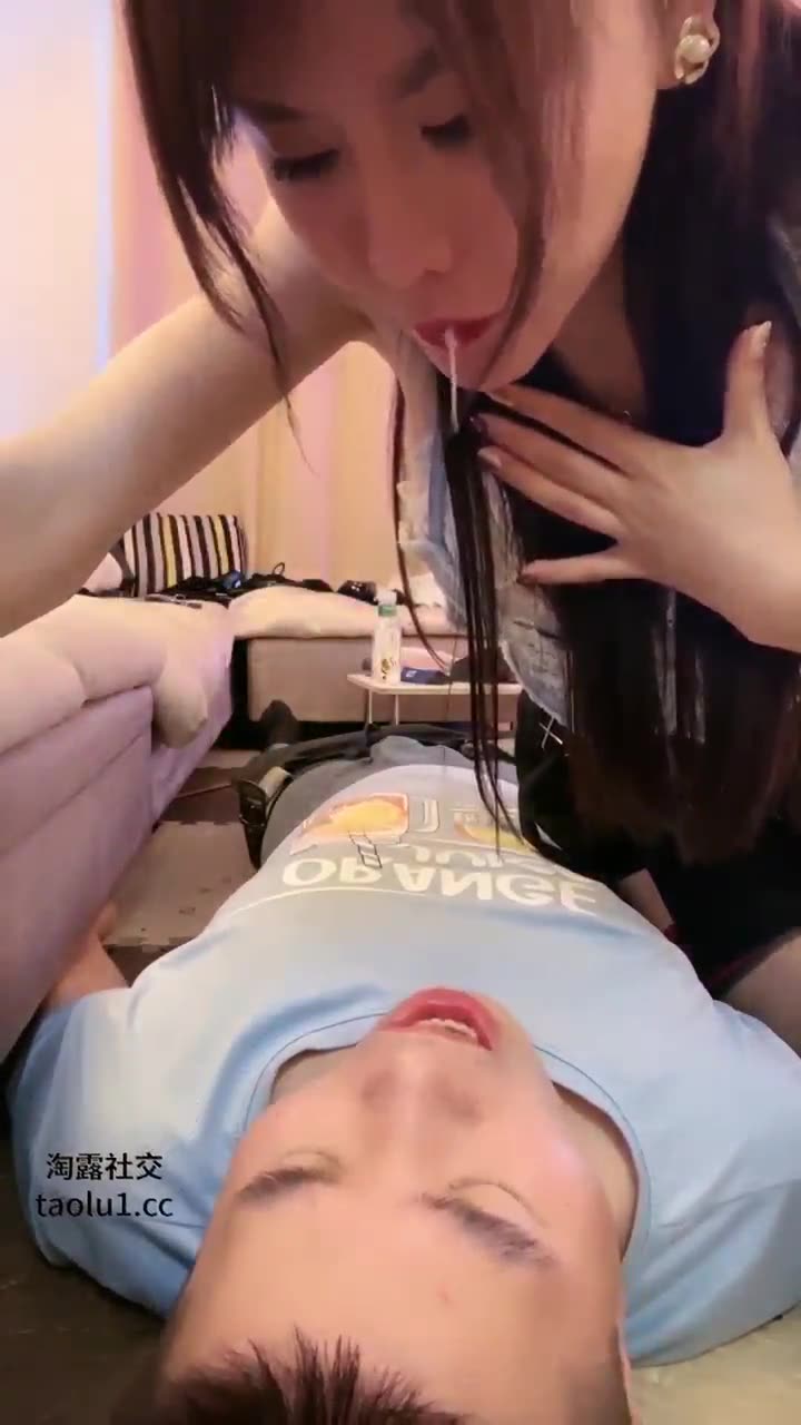 伊晨 调教双胞胎兄弟舔脚