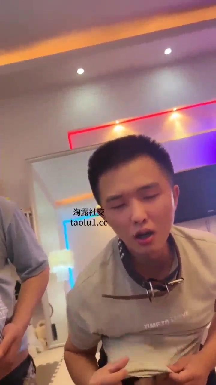 伊晨 调教双胞胎兄弟舔脚
