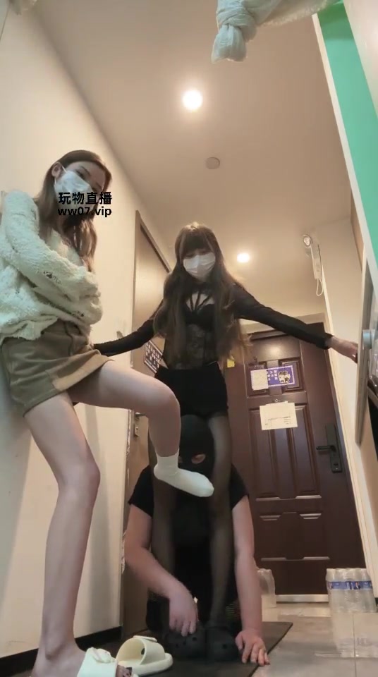 一唯 两个小太妹欺负同学