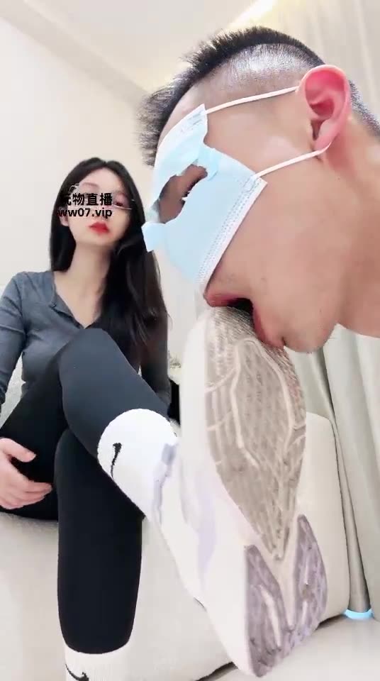 尤雾 瑜伽教练竟然是狗