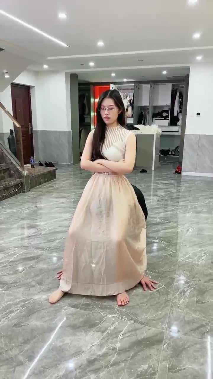 银儿 暴力踢裆