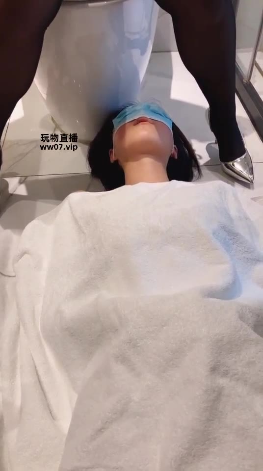 奈奈 母狗吃黄金