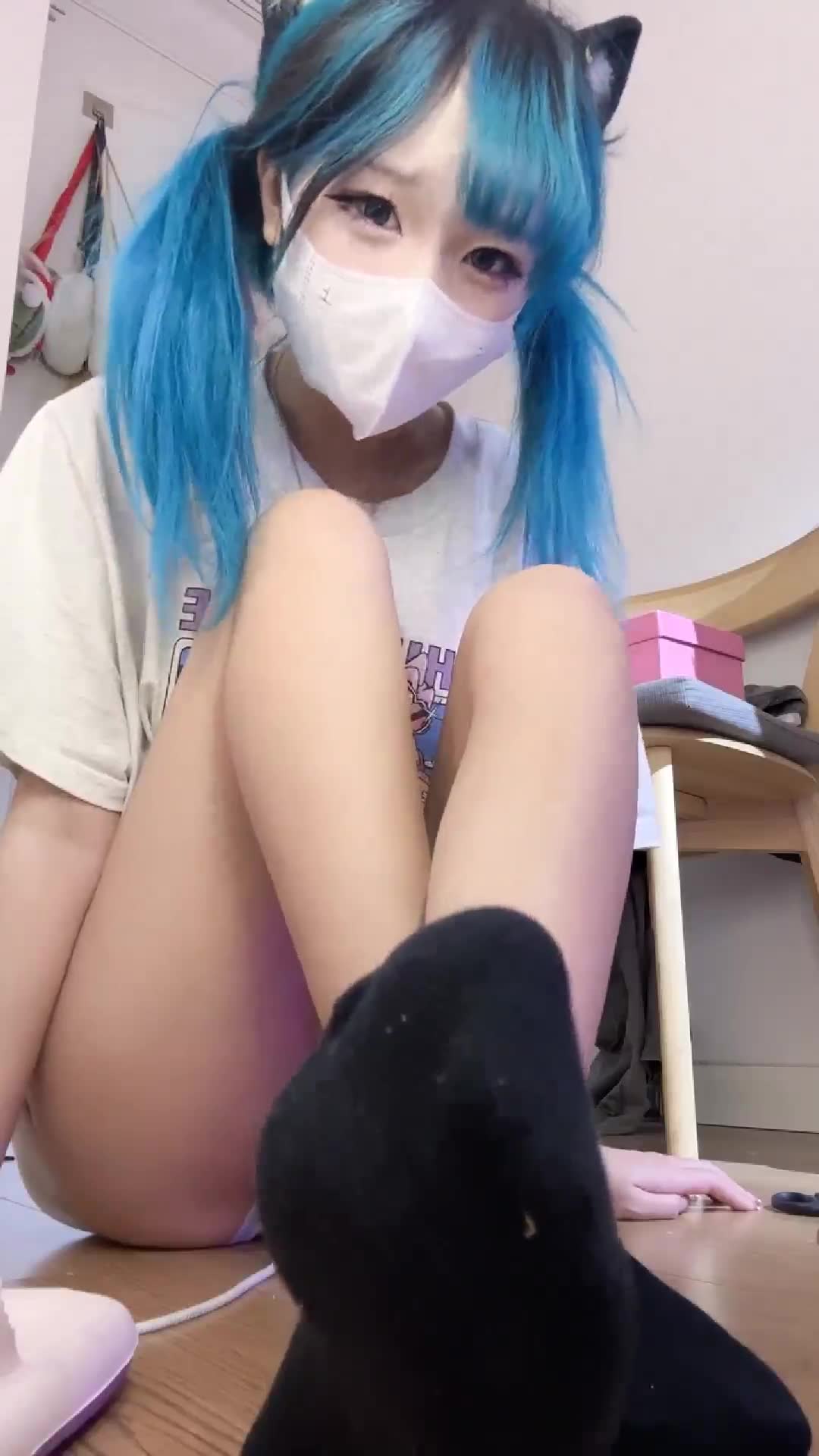 v