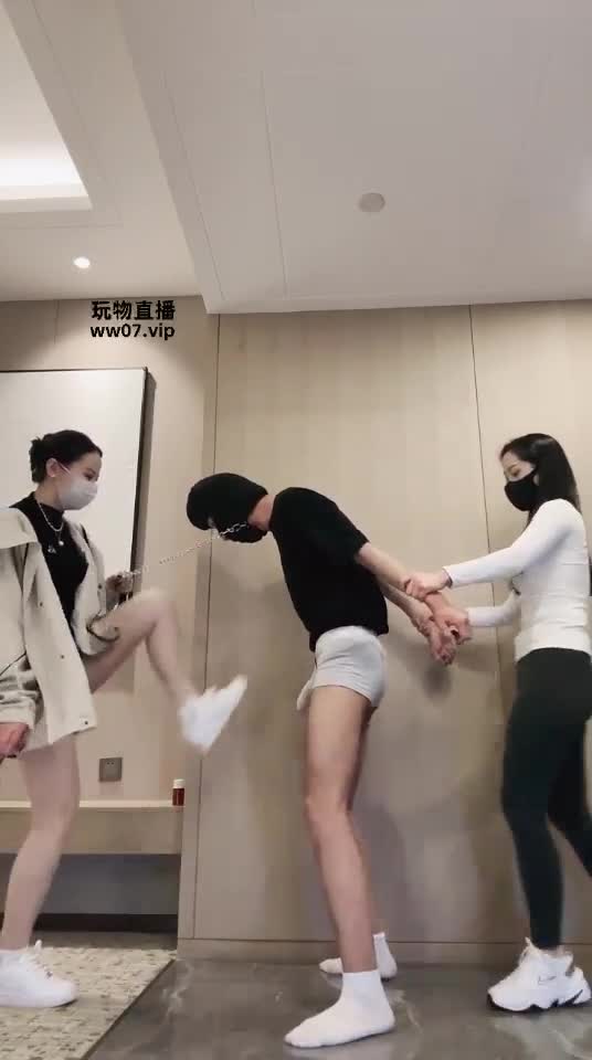 维妮-调教-3S轮流踩蛇1