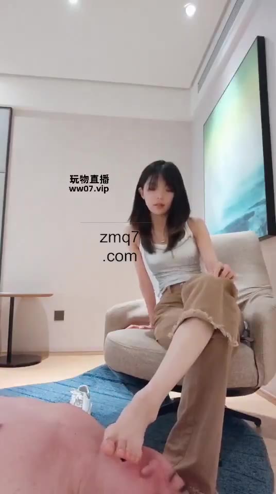 芸芸 足调胖狗