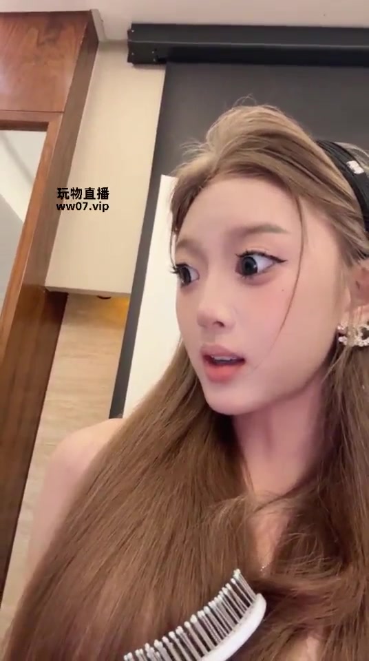 车模尹 手抓黄金喂食