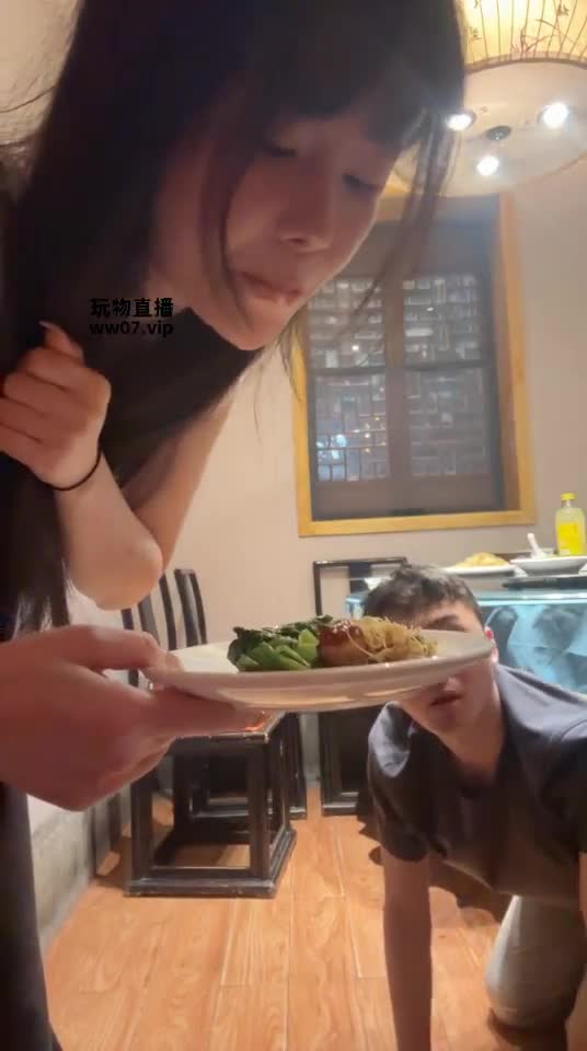 婉纱Sama 出来吃饭遇到狗了