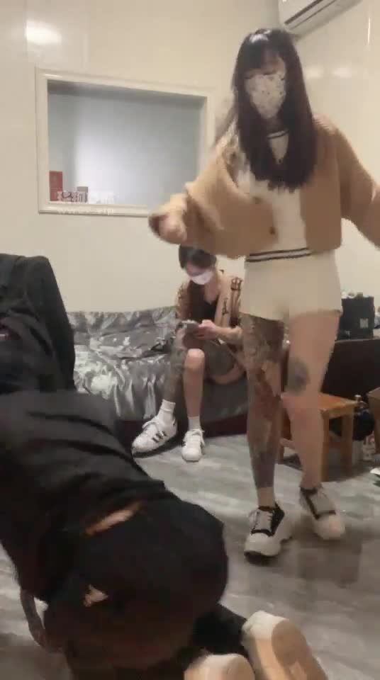 女生也能很暴力 被纹身女神爆虐