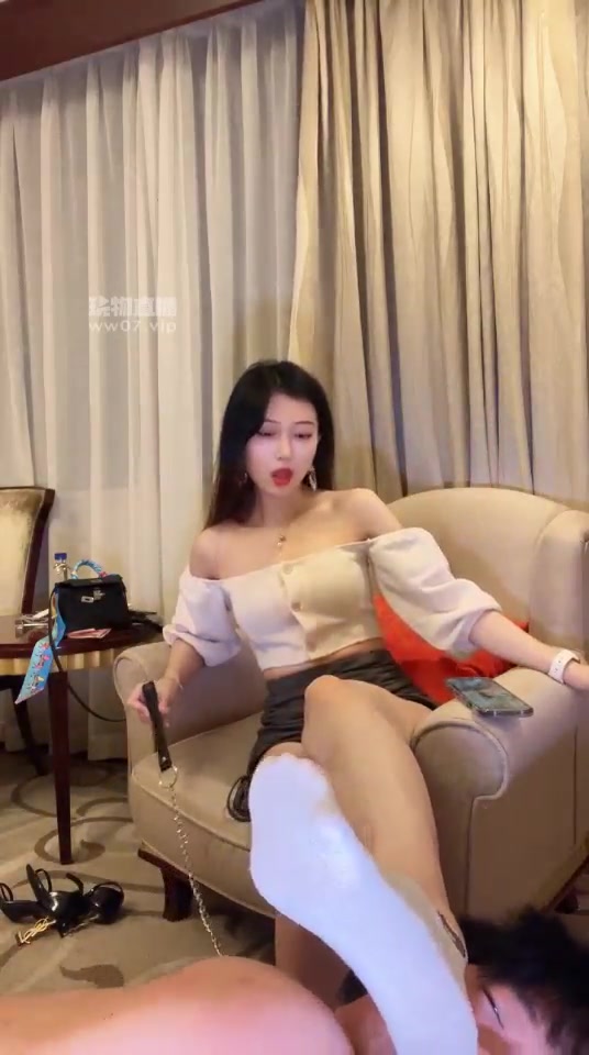 佳佳 调教第一次现实的狗