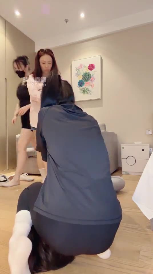 狸狸 4v1 调教18岁奶狗