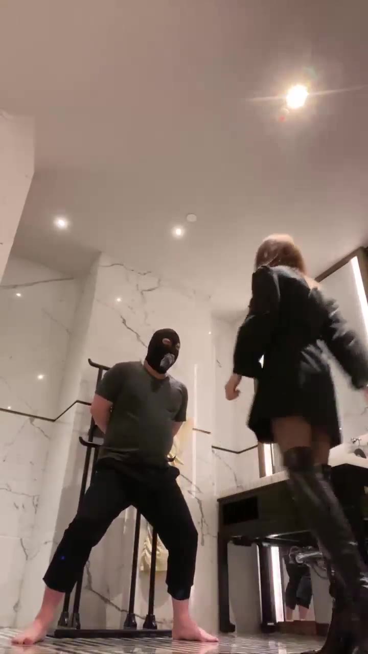 金在希 超美混血儿强制踢裆