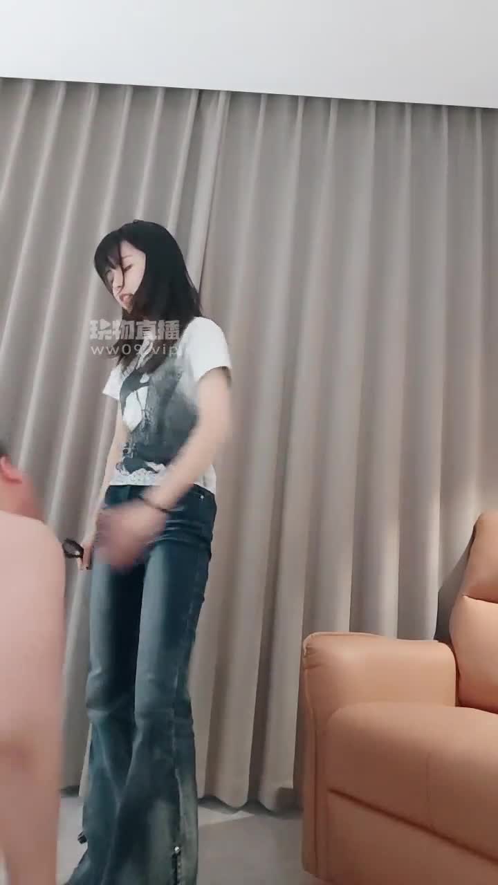 芸芸大人 素人女神 强迫贱奴舔脏鞋白袜