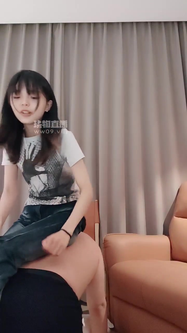 芸芸大人 素人女神 强迫贱奴舔脏鞋白袜