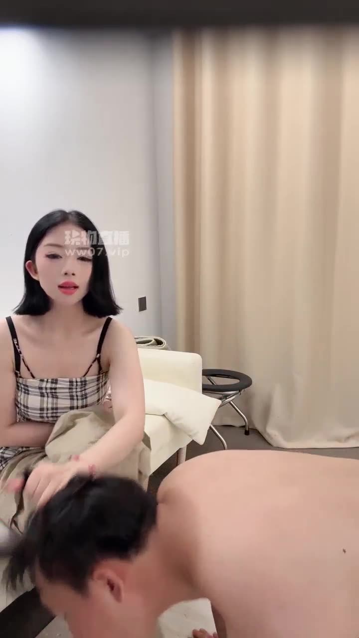 冰月 臭脚丫深喉狂舔 喂口水
