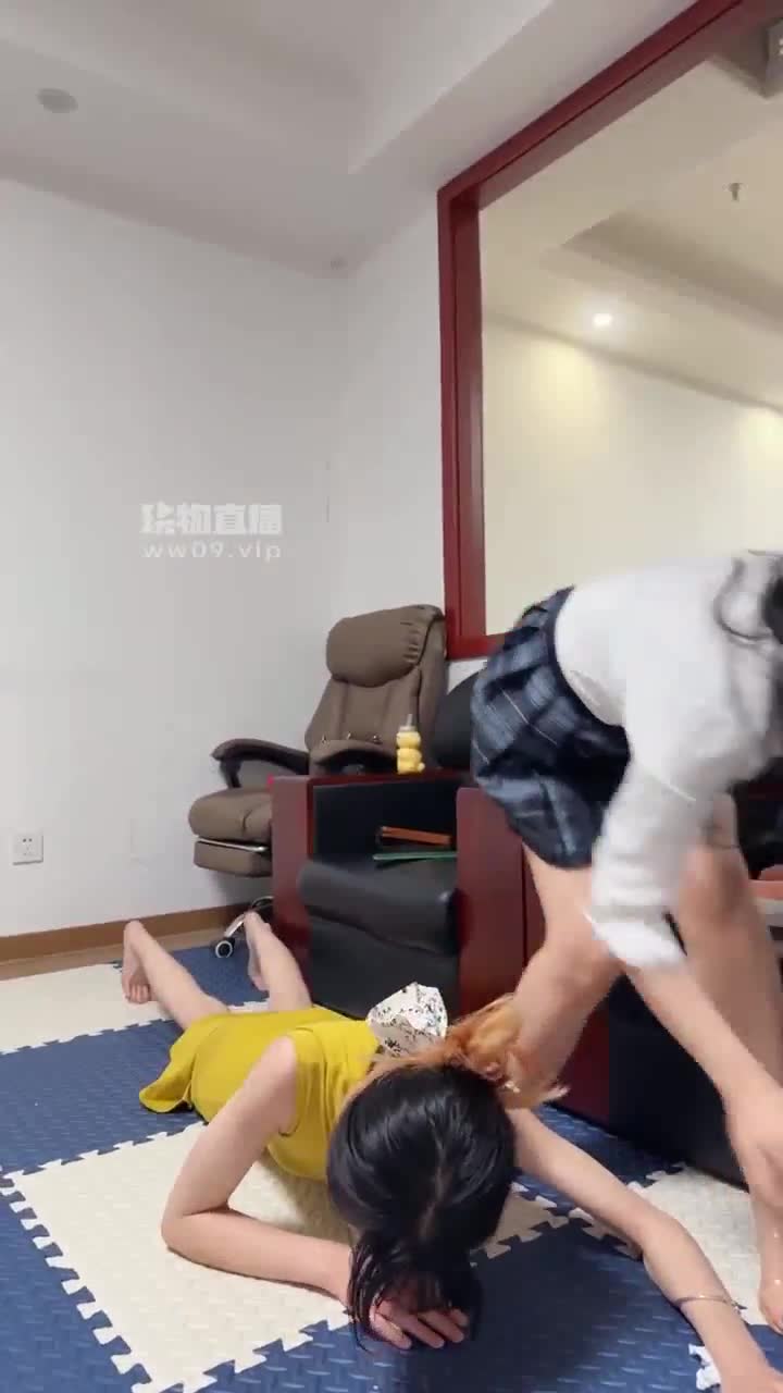 琴月 学姐玉足蹂躏踩母狗