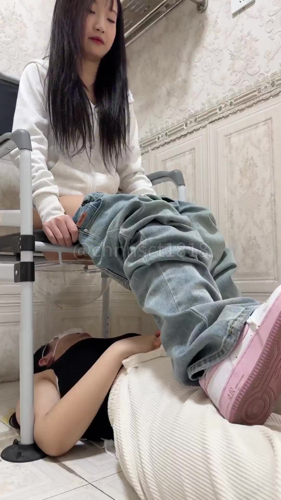 同好共享 精神小妹 女奴黄金 运动鞋踩脸