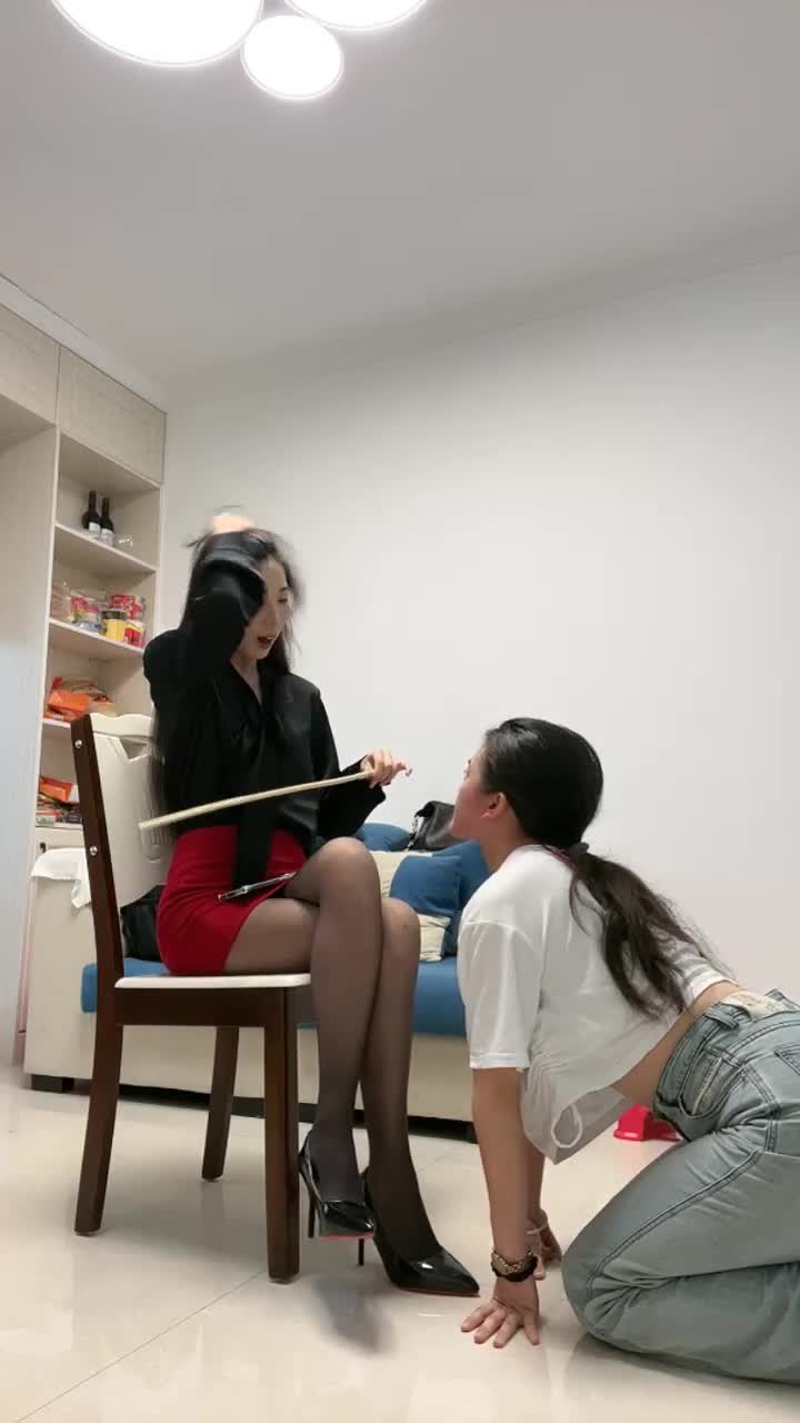 西彤 打哭小母狗