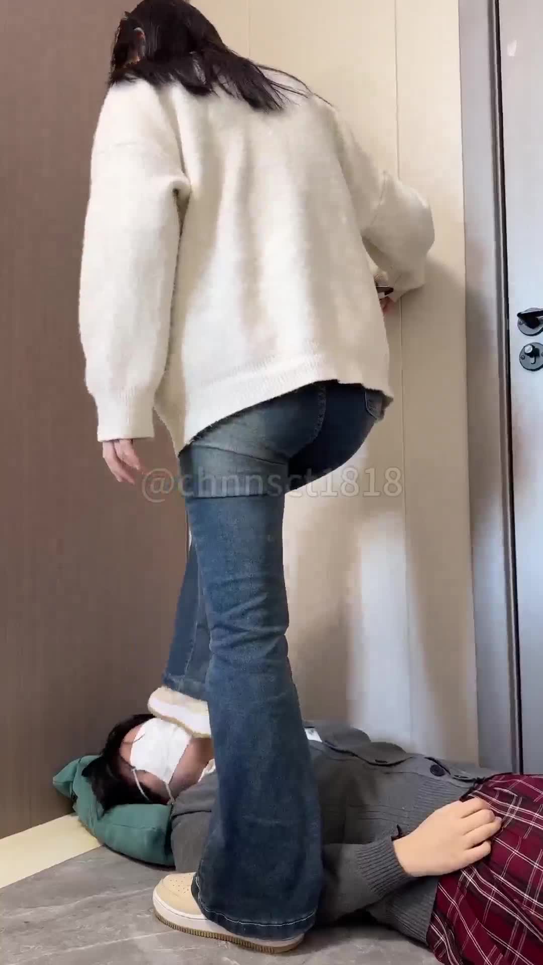 同好共享 精神小妹 虐女奴 舔脚 踩脸 黄金