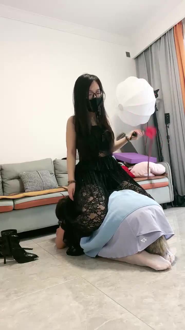 薇薇 调教母狗 圣水耳光