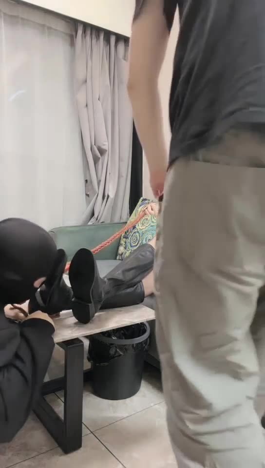 萬一 情侣主 居高临下长靴踩 清理脏鞋底 脚喂酸奶 踩踏插嘴