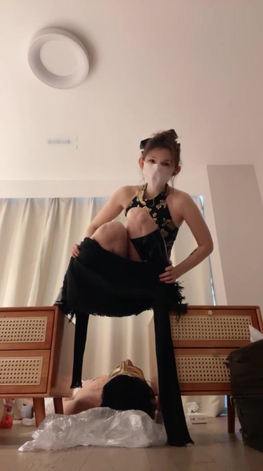 欣妍女王 YSL高跟踩踏踢裆滴蜡鞭打M赏黄金