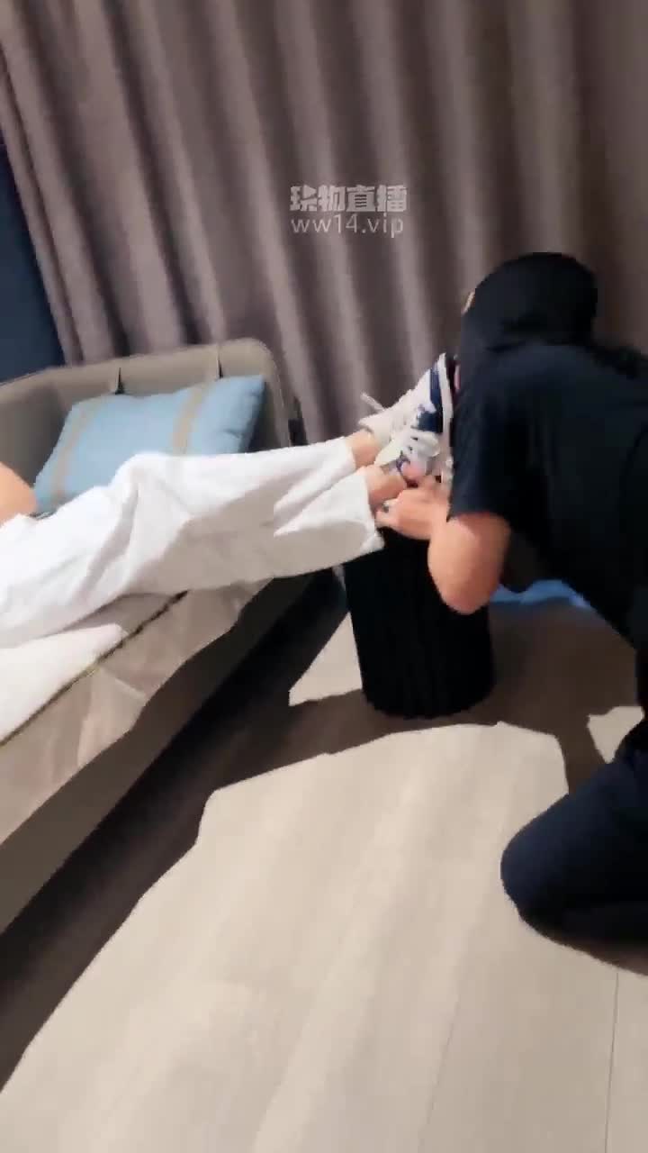 兮皇 踹头舔鞋底