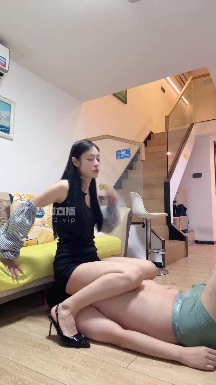 小黑阿道 裸足高跟玩狗