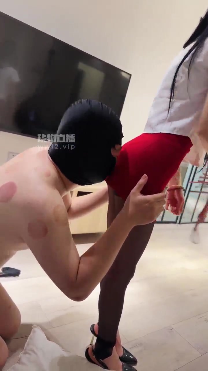 婉晴大大 闺蜜弟弟半夜跑我房间偷舔脚