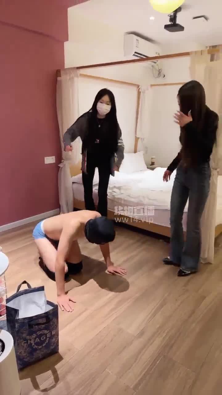 CN足彩馆 带新素人闺蜜暴力发泄