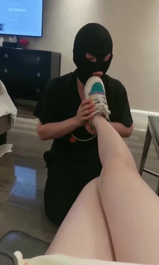 未知女主 漂亮小姐姐白皙美腿球鞋裸足踩脸强制贱奴闻舔脚