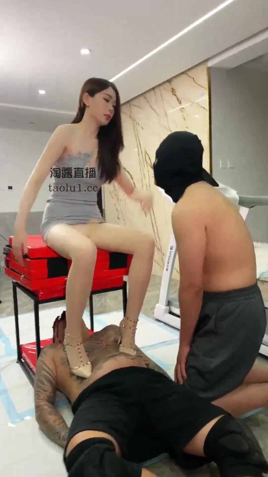 麋鹿银儿 冰冰 面具呼吸器里面黄金圣水混合强制呼吸