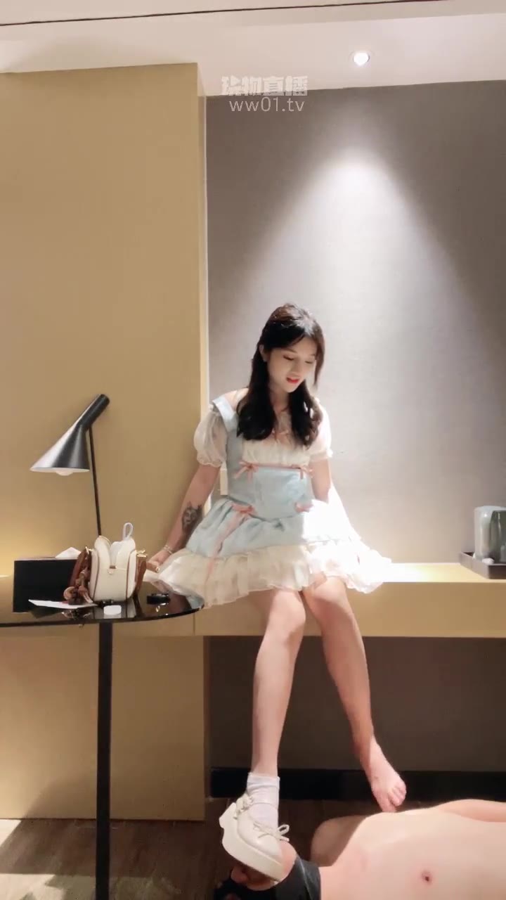 香芋朱朱 逛了一天的臭脚 让狗子伺候