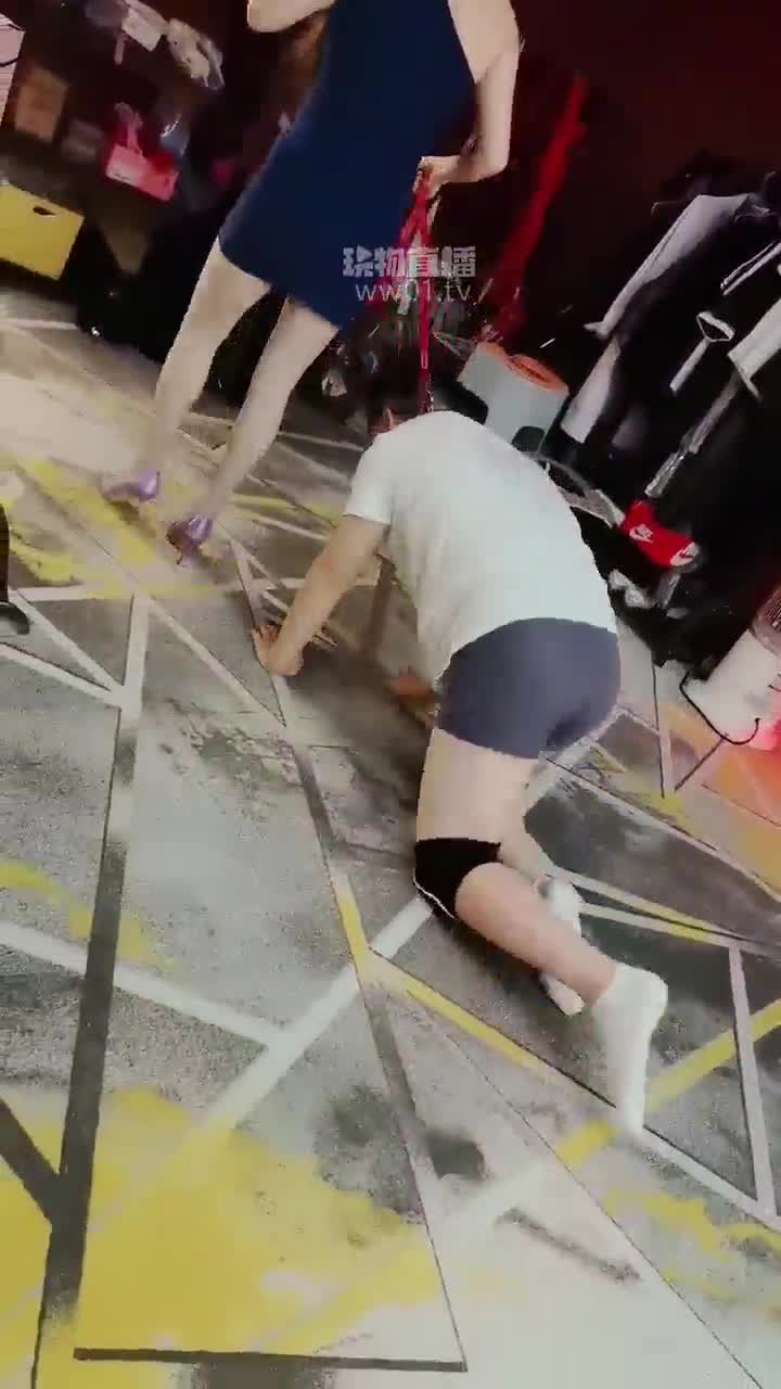 成怡小姨 双成熟女主羞辱舔脚坐脸玩弄