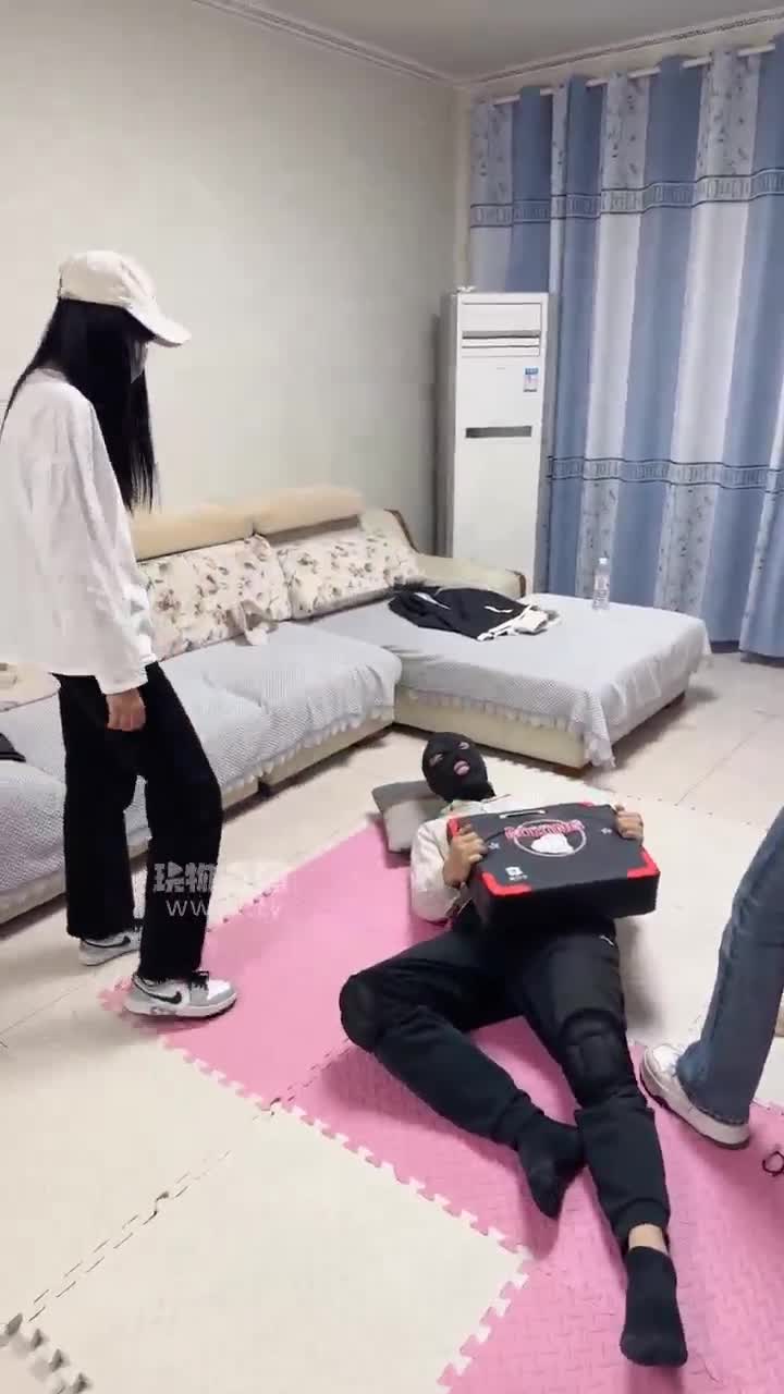 足彩馆 捆绑群调暴力踢踹