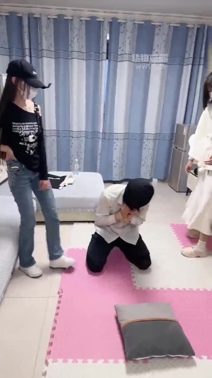 足彩馆 捆绑群调暴力踢踹