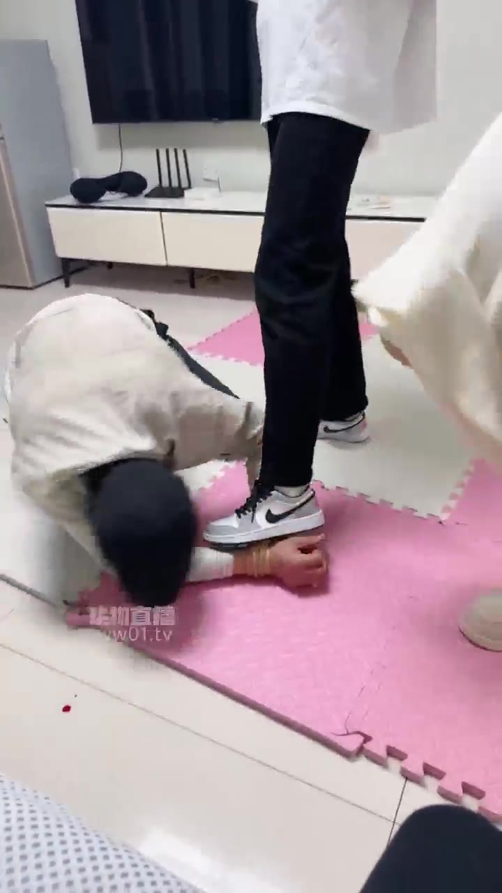 足彩馆 捆绑群调暴力踢踹