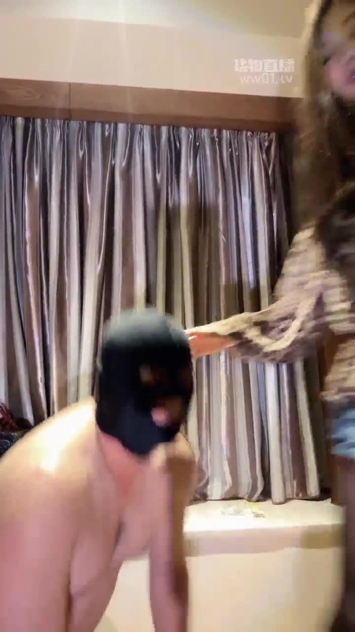 万万 骑马犬化黑丝高跟恋足舔脚