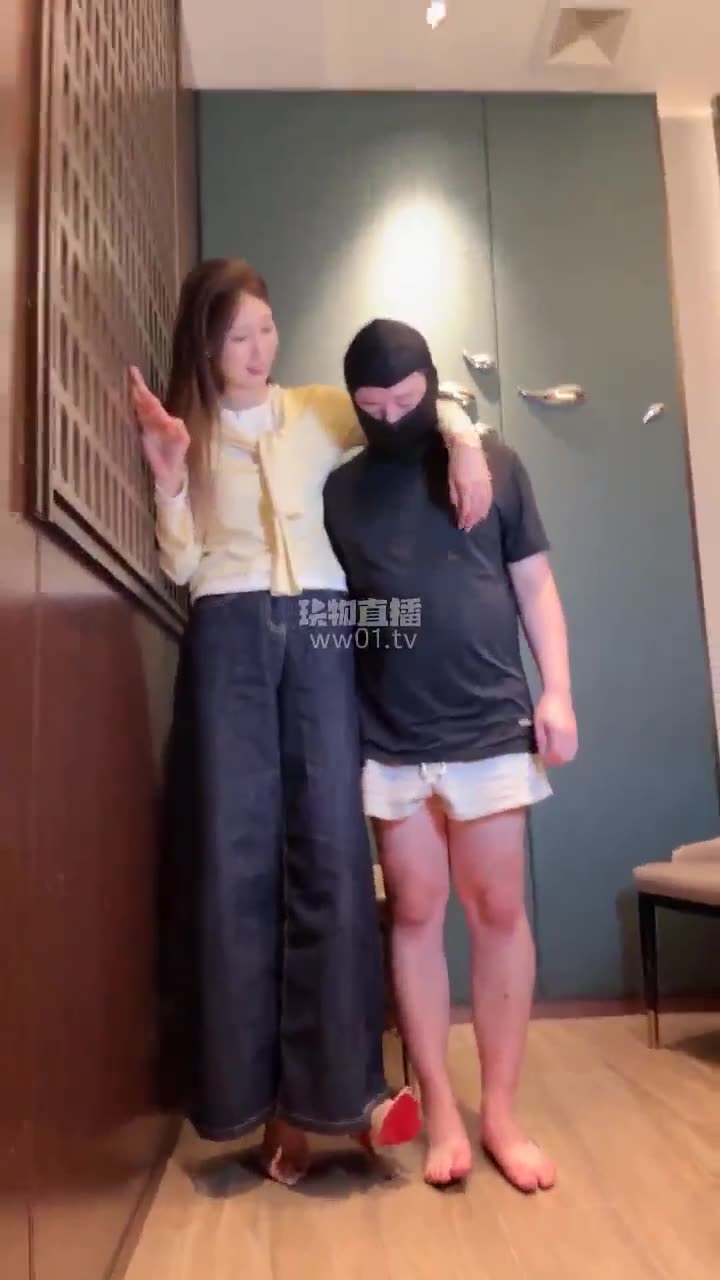 艾琳 和闺蜜餐厅调教恋鞋变态