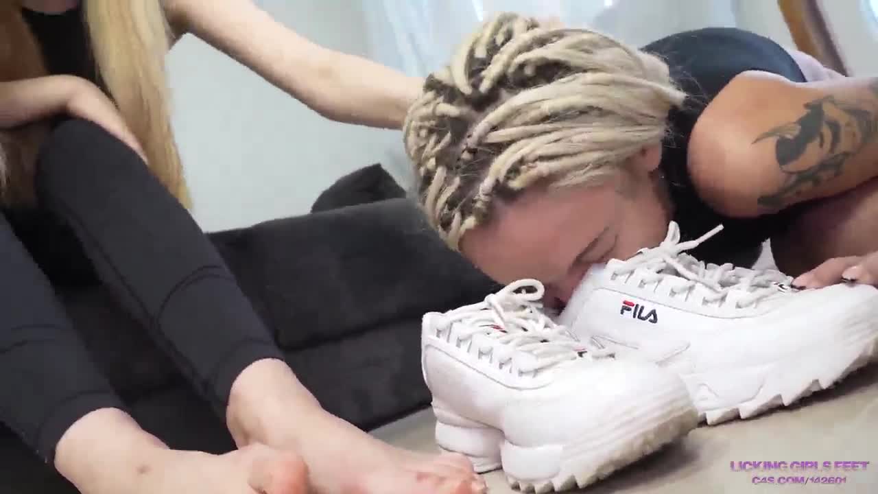 外国女主 俄罗斯高颜值黄毛女主逛街回家享受贱女奴除臭按摩