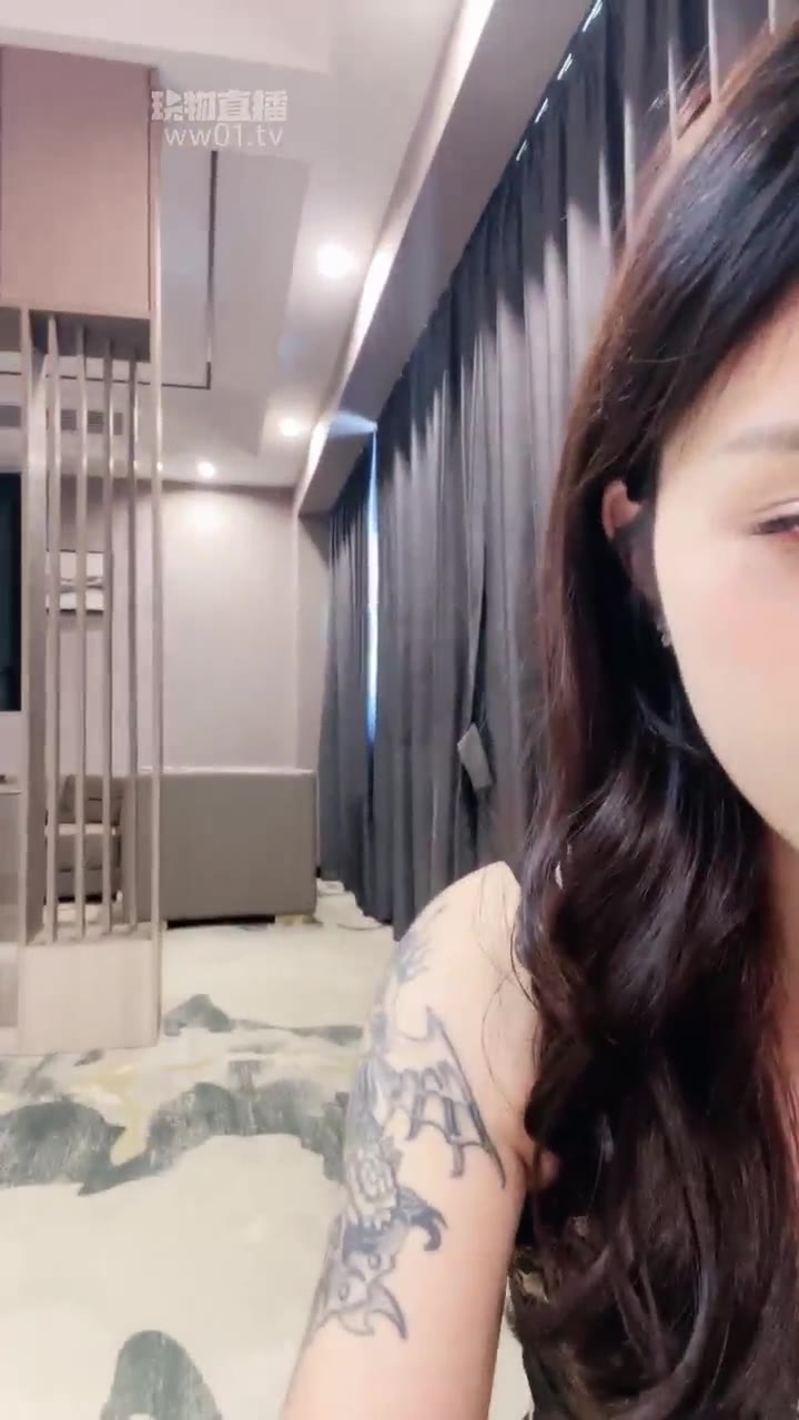 香芋朱朱 被姐姐发现我对着她鞋犯贱